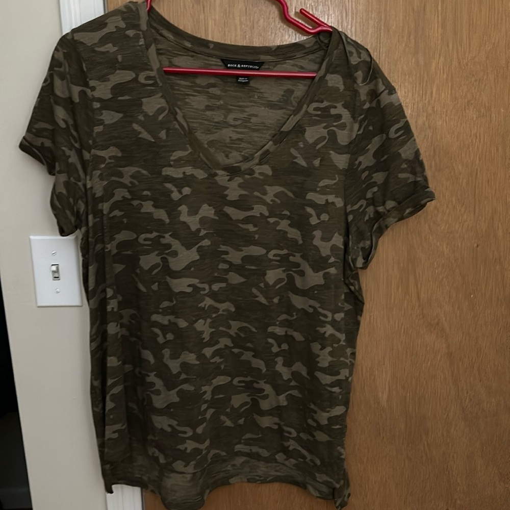 Rock & Republic women’s camo v neck shirt extra large